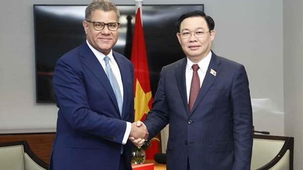 Le Président de l’Assemblée nationale (AN) du Vietnam, Vuong Dinh Huê (à droite), et le ministre britannique Alok Sharma, président de la COP26. Photo : VNA.