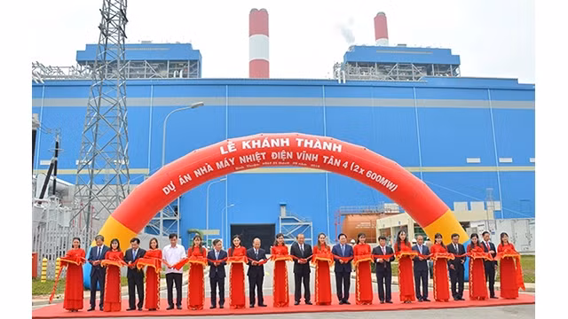 Le Vice-Premier ministre permanent, Truong Hoa Binh, assiste à la cérémonie d’inauguration de la centrale thermique de Vinh Tân 4 dans la commune de Vinh Tân, district de Tuy Phong, province de Binh Thuân. 