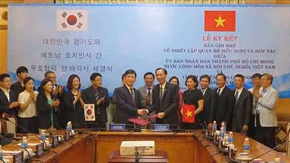 Cérémonie de signature du mémorandum sur l'établissement des relations d'amitié et de coopération entre HCM-Ville et Gyeongi, le 19 avril. Photo: VOH.
