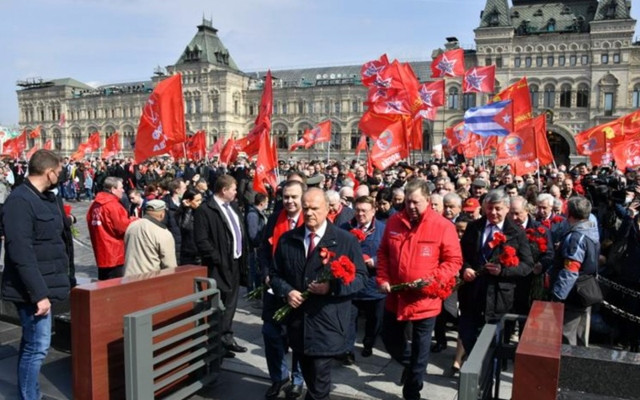 La délégation conduite par Gennady Zyuganov, chef du KPRF, dépose de fleurs au mausolée de Lénine. Photo : NDEL.