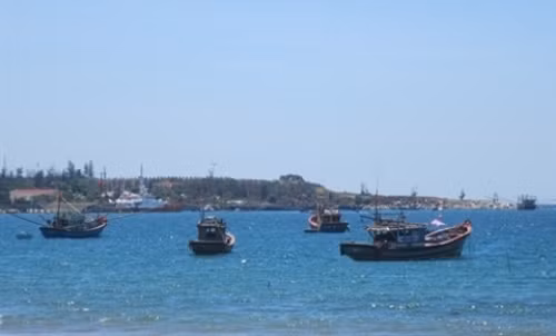 La population de la province de Quang Ngai est résolument déterminée à continuer d’aller au large pour pêcher. Photo: Mai Huong/CVN. 