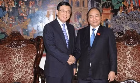 Le vice-Premier ministre Nguyên Xuân Phuc (droite) et le président du groupe sud-coréen Kumho Asiana, Park Sam Koo. Photo: VGP.