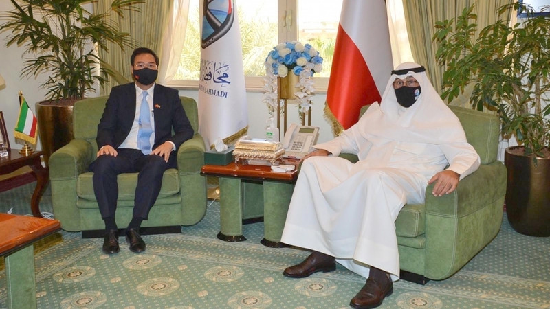 L’ambassadeur du Vietnam au Koweït, Ngô Toàn Thang (à gauche) rend une visite de courtoisie le 26 mai au prince Fawaz Al-Khaled Al-Hamad Al-Mubarak Al-Sabah. Photo: BQT. 