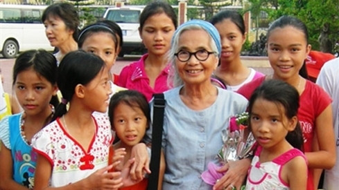 Madame le professeur Trân Kim Ngoc entourée d’enfants orphelins. Photo: CTV/CVN.