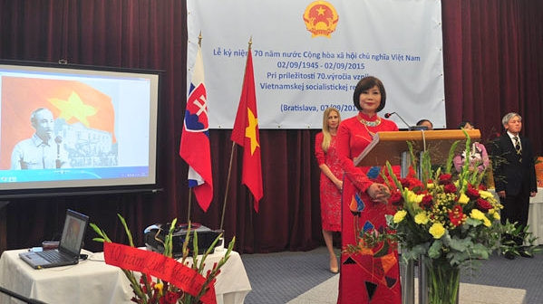 L'ambassadrice du Vietnam en Slovaquie, Hô Dac Minh Nguyêt, lors de la célébration des 70 ans d'indépendance du Vietnam. Photo: quehuongonline.vn