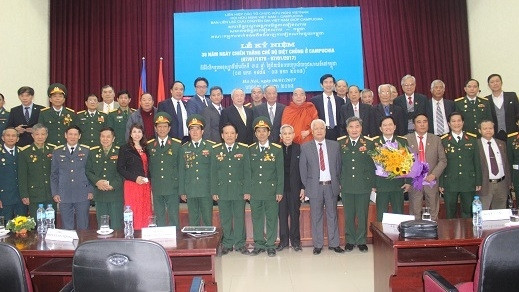 Photo de famille de délégués lors de la célébration du 38e anniversaire de la victoire sur le régime génocidaire des Khmers Rouges organisée 6 janvier, à Hanoi. Photo: dailo.vn.