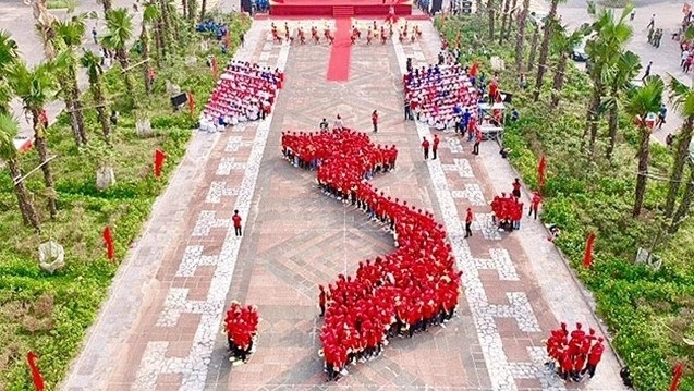 Les jeunes s'organisent en forme de carte du Vietnam lors de la cérémonie de départ de l’Itinéraire « J’aime ma Patrie » 2019. Photo : NDEL.
