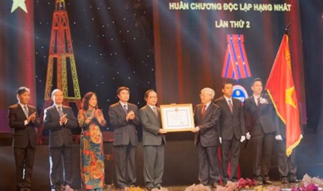 La cérémonie du 60e anniversaire de la Radio-Télévision de Hanoï et de la reception de l’Ordre de l’indépendance de 1ère classe, avec la présence du SG Nguyên Phu Trong. Photo: hanoitv.vn.
