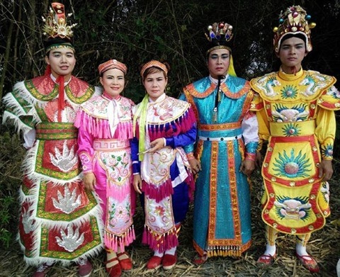 La Troupe de "tuông" Sông Thu dont les membres sont de la même famille.Photo: VNA.
