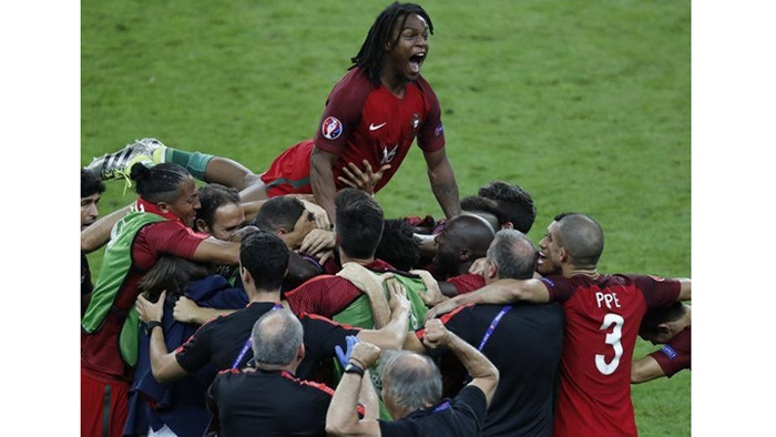 Eder célèbre son but. Photo: Reuters.