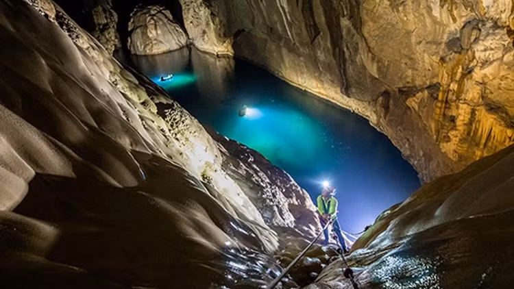 Dans la grotte de Son Doong. Photo : vnexpress.net.