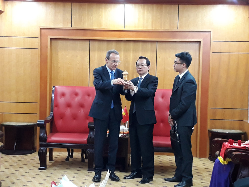 Vu Hông Khanh offre un cadeau souvenir à Ordzhonikidze Sergey Aleksandrovich. Photo : Daidoanket.