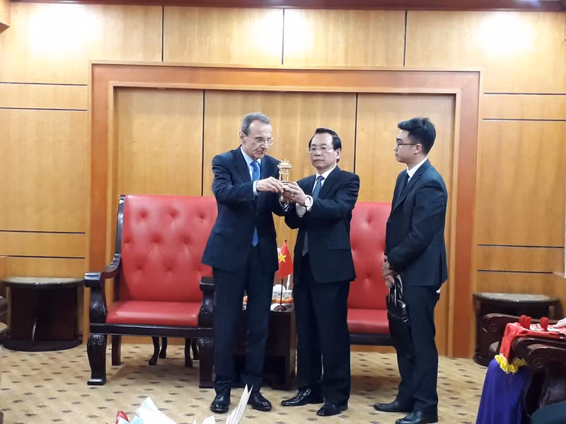 Vu Hông Khanh offre un cadeau souvenir à Ordzhonikidze Sergey Aleksandrovich. Photo : Daidoanket.