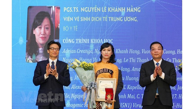 La professeur associée docteur Nguyên Lê Khanh Hang de l'Institut national d'hygiène et d'épidémiologie, qui est la première scientifique a obtenu le Prix Ta Quang Buu en 2019. Photo : VNA