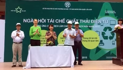 Cérémonie de signature entre le Service des ressources naturelles et de l'environnement de Hanoi et les responsables des arrondissements et des quartiers de Hanoi. Photo: NDEL.