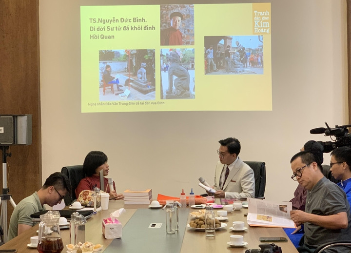 Lors de la cérémonie de présentation du livre « Estampe populaire de Kim Hoàng » de l’auteure Nguyên Thi Thu Hoa, le 9 août à Hanoï. Photo : Linh Vi/NDEL.