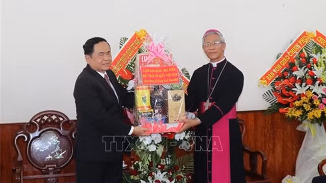 Le président du Comité central du FPV Tran Thanh Man (gauche) offre des cadeaux à l'évêque Nguyen Van Khoi. Photo : VNA. 