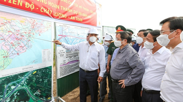 Le Premier ministre Pham Minh Chinh sur le chantier de l'autoroute My Thuân - Cân Tho. Photo : VGP.