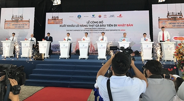 La cérémonie de publication du premier lot de la viande de poulet vietnamien exporté vers le Japon. Photo : NDEL.