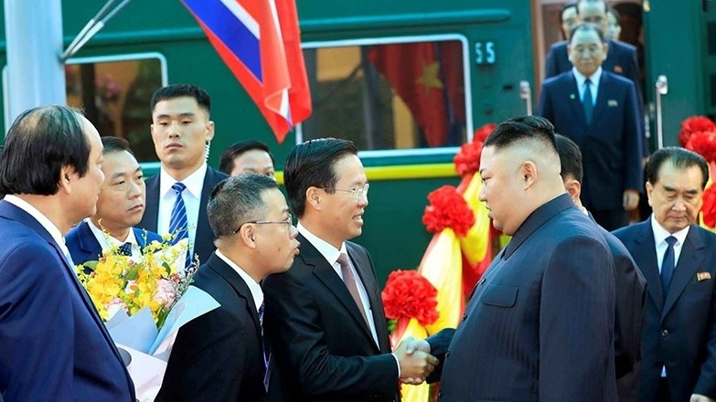 Le membre du Bureau politique, secrétaire du Comité central du PCV et chef de la Commission centrale de la Propagande et de l’Éducation du PCV, Vo Van Thuong, accueille le Président de la RPDC, Kim Jong-un, à la gare de Dông Dang, province de Lang Son (au Nord). Photo : VNA.