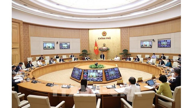Le Premier ministre vietnamien, Pham Minh Chinh, dirige le 5 avril une visioconférence entre le gouvernement et les autorités des 63 provinces et villes du pays. Photo: VNA.