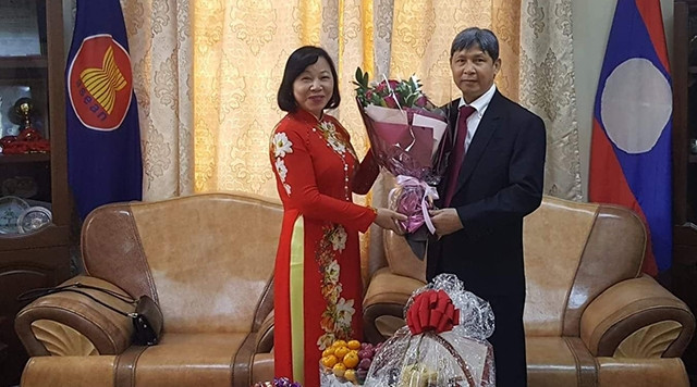 L’ambassadrice vietnamienne en Mongolie, Doàn Thi Huong (à gauche), et le chargé d’affaires provisoire de l’Ambassade laotienne, Bounvath Ketsouvanh. Photo : baoquocte