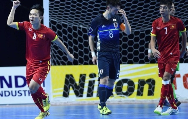 La sélection vietnamienne de futsal a remporté une victoire imprévue sur son adversaire japonais. Photo: VNA.