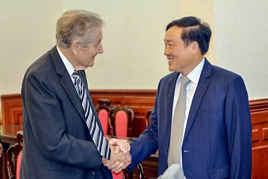 Le président de la Cour populaire suprême du Vietnam, Nguyên Hoa Binh (à droite), et le juge en chef de la Cour d'appel des États-Unis pour le neuvième circuit, Clifford Wallace. Photo: Congly.