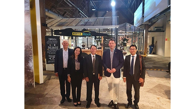  L'ambassadeur vietnamien aux Pays-Bas, Pham Viêt Anh, travaille avec Holland Circular Hotspot. Photo : baoquocte.vn