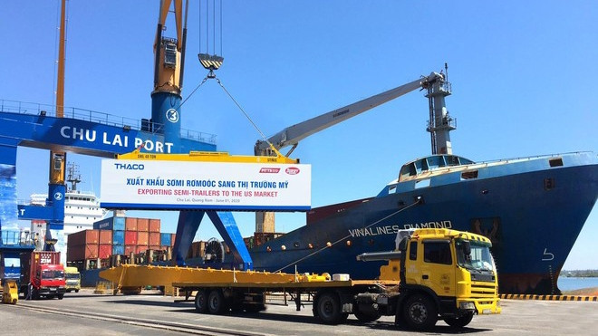 Des semi-remorques transportées vers le port Chu Lai pour exporter vers les États-Unis. Photo : thanhnien.vn.