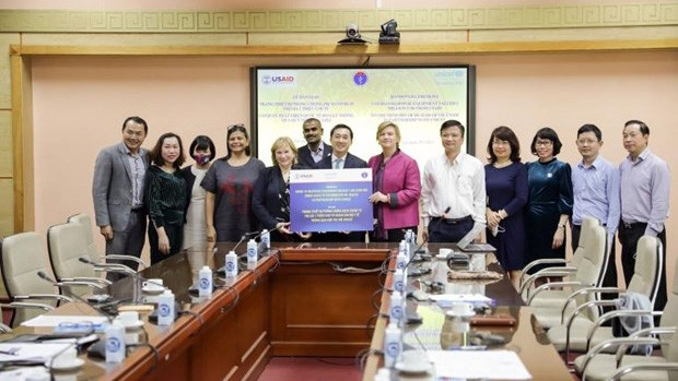 Cérémonie de remise d'une donation constituée de matériel médical et des fournitures médicales au service de la vaccination au Vietnam, le 25 mars à Hanoi. Photo : VNA.