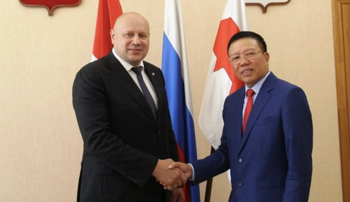 Le consul général du Vietnam à Yekaterinburg, en Russie, Dinh Van Dông, et le maire de la ville russe d’Omsk, Sergey Shelest. Photo : thoidai.