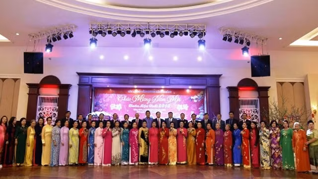 Un numéro artistique représenté lors de la rencontre entre des Viêt kiêu à Xieng Khouang, au Laos. Photo : NDEL.