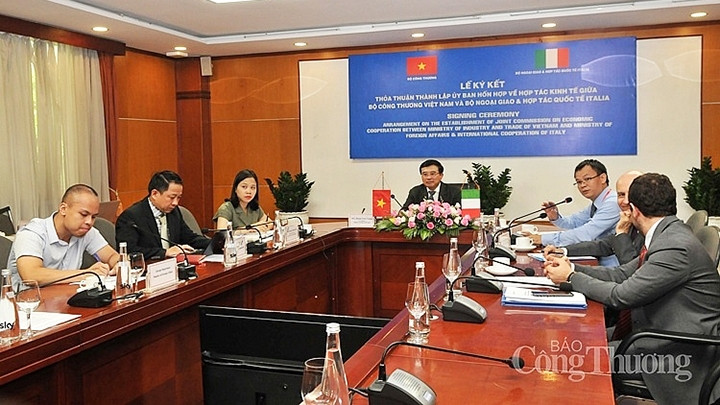 La cérémonie de signature. Photo : https://congthuong.vn/