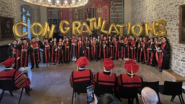 La cérémonie de remise des diplômes de 32 étudiants vietnamiens a eu lieu solennellement dans l’une des plus anciennes mairies d’Allemagne, Altstadtrathaus à Braunschweig. Photo : PNTU/CVN.