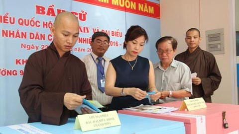 Les électeurs de Hô Chi Minh-Ville glissent leurs bulletins dans l'urne. Photo: NDEL.