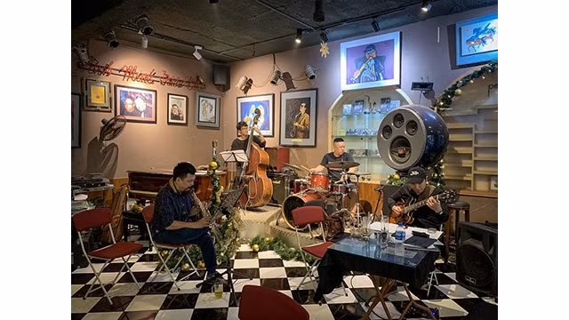 Les artistes s'entraîent pour le concert de Jazz Duyên. Photo : BTC