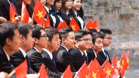 La délégation des jeunes vietnamiens prend des photos de souvenir. Photo: SSEAYP.