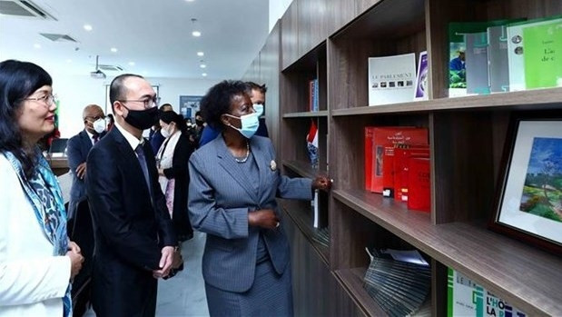 La secrétaire générale de l’OIF, Louise Mushikiwabo visitant l’espace d’exposition de la Salle francophone, à Hanoi, le 25 mars. Photo : VNA