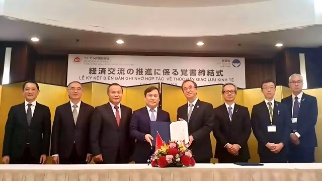 Signature du protocole d’accord entre le ministère vietnamien du Plan et de l’Investissement et les autorités de Niigata. Photo : MPI.