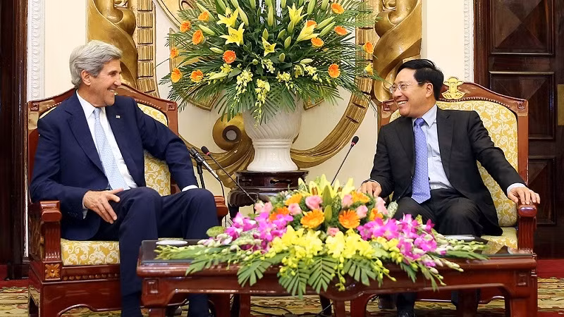 Le Vice-PM Pham Binh Minh (à droite) et l'ancien Secrétaire d'État américain, John Kerry. Photo: VGP.
