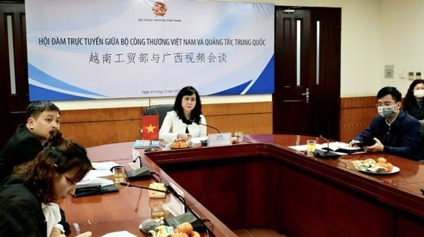 Des responsables du Département des marchés Asie-Afrique du ministère vietnamien de l'Industrie et du Commerce travaillent avec les responsables du service du Commerce de la province du Guangxi. Photo : VNA