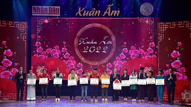Des cadeaux du Fonds « Quy Hat giông Viêt » sont remis aux étudiants ayant obtenu d’excellents résultats scolaires au cours de l’année écoulée. Photo : NDEL.