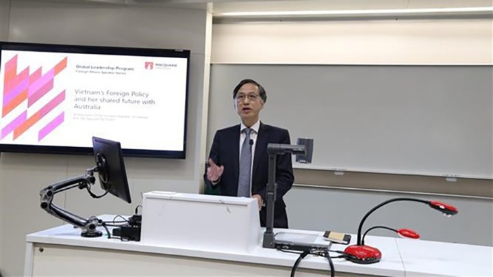L'ambassadeur du Vietnam en Australie, Nguyen Tat Thanh, lors de la rencontre avec des étudiants de l'Université Macquarie à Sydney. Photo: VNA
