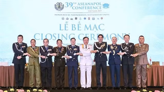 Photo des chefs de police de l'ASEAN lors de la clôture de la 39e conférence de l’ASEANAPOL, le 19 septembre à Hanoi. Photo : VNA.