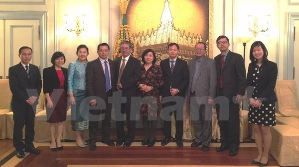 Photo souvenir entre les responsables et cadres des Ambassades du Vietnam et du Laos aux États-Unis. Photo: VNA.
