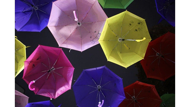 La rue piétonne, avec des milliers de parapluies plein de couleurs au village de la soie de Van Phuc. Photo : https://dantri.com.vn