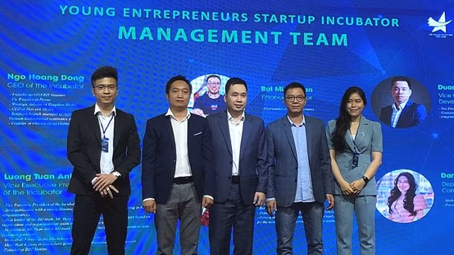 Le Comité excécutif de l'incubateur de startups pour les jeunes entrepreneurs. Photo : conthuong.vn.