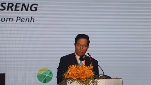 Le gouverneur de Phnom Penh, Khuong Sreng, prononce le discours d'ouverture de la 40e conférence plénière de l’AIMF. Photo: VNA.