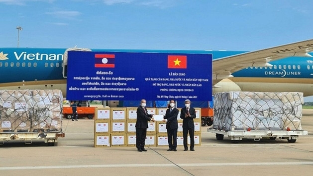 Le vice-ministre des Affaires étrangères, Tô Anh Dung, remet le cadeau du Vietnam pour soutenir le Laos dans sa lutte contre le Covid-19. Photo : CPV.